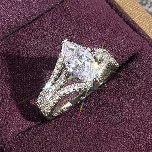 Elegant Silver Marquise Cut Ring - Picture 2 of 2